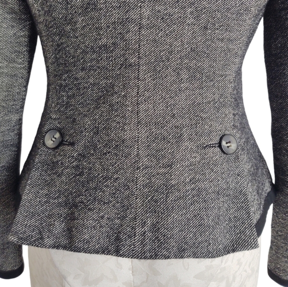 Trina Turk Tweed Jacket Blazer Gray Black Three Buttons Fitted Wool Silk Size 8 - Picture 4 of 12